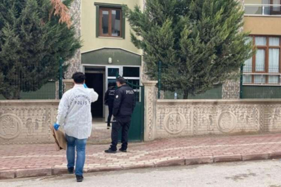 Tartıştığı annesini bıçaklayıp, kendini eve kilitledi