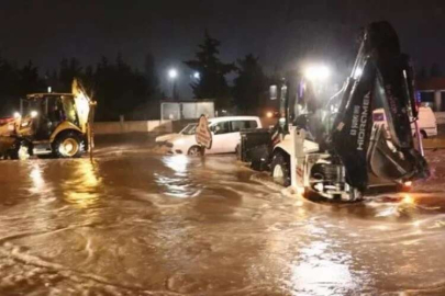 Şanlıurfa'da gün boyu etkili olan sağanak yağışlar şiddetini artırdı