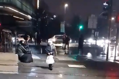 Bursa yağmur altında çocuklarıyla dilenen kadın tepki çekti!