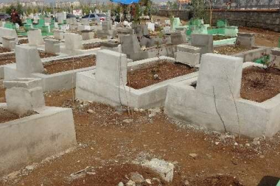 Diyarbakır’da yağmur sonrası depremzedelerin mezarları çöktü!