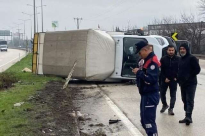 Bursa’da kontrolden çıkan kamyonet yan yattı