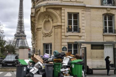 Paris sokaklarında çöp yığınları artıyor