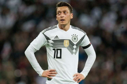 Mesut Özil futbolu bıraktı