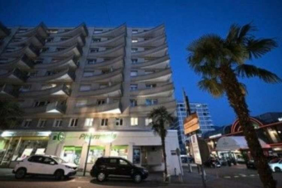 Aynı aileden 5 kişi peş peşe 7. kattaki balkondan atladı!