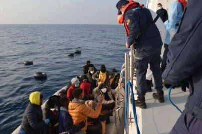İzmir açıklarında 59 göçmen kurtarıldı