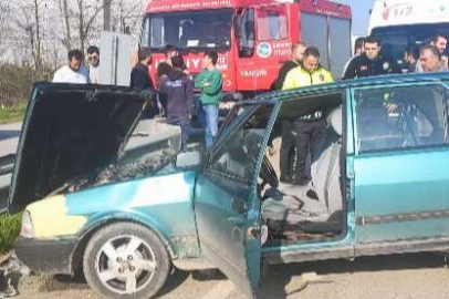 D-100’de bariyerlere çarpan Tofaş kağıt gibi ezildi: 2 yaralı