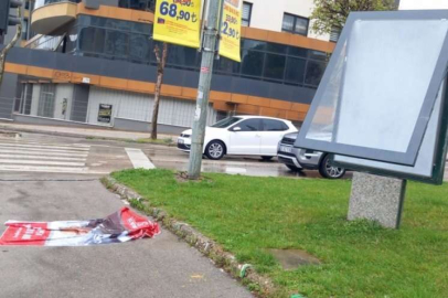 Bursa'da MHP'nin afişleri yere indirildi