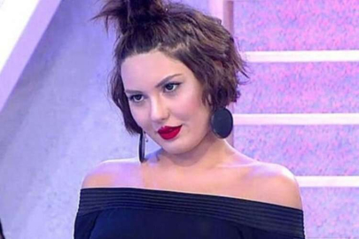 O ünlü para için yine soyundu!