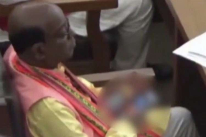 Rezalet! Meclis üyesi +18 videolar izlerken yakalandı