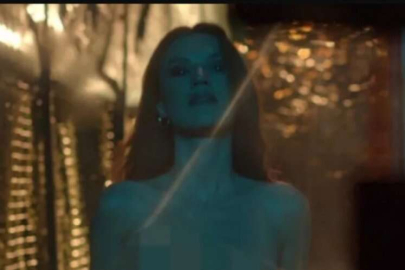 Ünlü oyuncu Yüsra Geyik soyundu