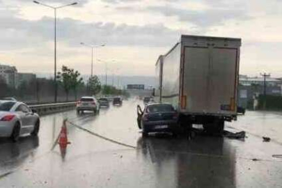 Bursa’da feci kaza, otomobil tıra ok gibi saplandı: 2 yaralı