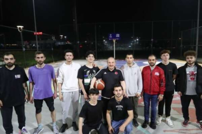 Bakan Varank, ilk kez oy kullanan gençlerle gece yarısı basketbol maçı yaptı