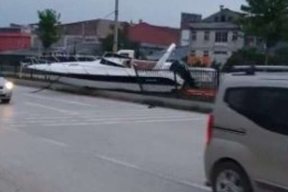 Bursa'da ilginç kaza: Yat refüje çıktı