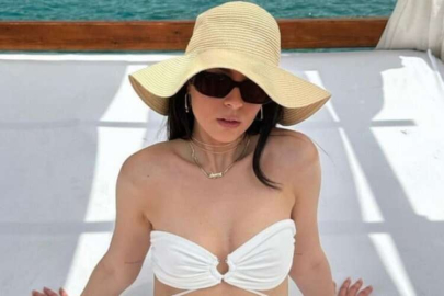 Buçe Buse Kahraman'dan bikinili poz