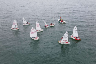 Yelken Yarışlarında Minikler Kıyasıya Mücadele Etti