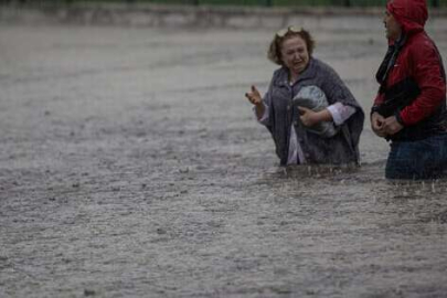 Ankara'da sağanak sonrası araçlar su birikintilerinde mahsur kaldı