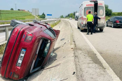 Bursa'da otomobil refüje devrildi! Sürücü yaralandı