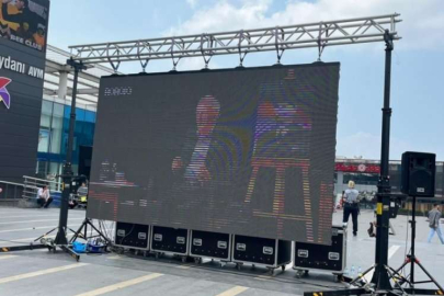 Bursalılar Kent Meydanı'nda Kılıçdaroğlu'nu izliyor