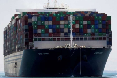 Süveyş Kanalı'nda bir gemi karaya oturdu