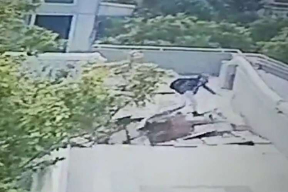 Üst geçide çarpan tır 11 yaşındaki kızı düşürdü