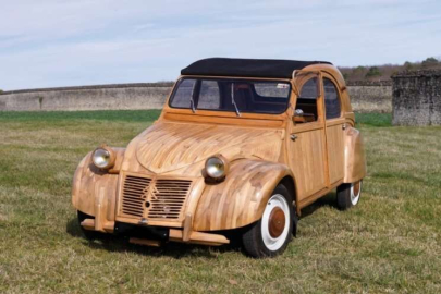 Fransa'da ahşaptan olan otomobil 210 bin euroya satıldı