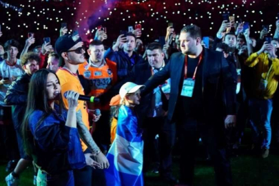 Galatasaray'ın şampiyonluk kutlamasına Mauro Icardi ile şarkıcı Simge Sağın'ın düeti damga vurdu