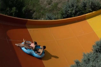 Bursa’da sıcaklık 42 derece olunca vatandaş soluğu aquaparklarda aldı