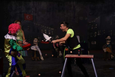 Çocuklar Sirk Gösterisi Ve Kukla Şovla Eğlendi