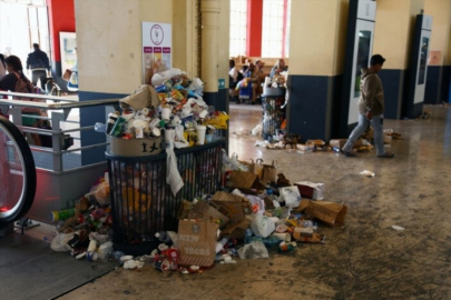 Fransa'da temizlik işçilerinin grevi sebebiyle metro istasyonları çöpten geçilmiyor