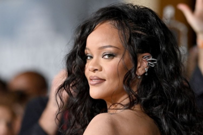 Rihanna ikinci bebeğini kucağına aldı