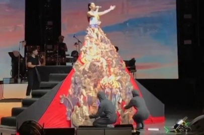 Simge Sağın Harbiye konserinde 30 Ağustos'u andı! Kıyafeti gündem oldu