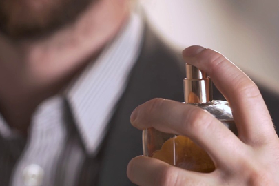 Parfümün kalıcılığını 10 kat artıracak yöntem! Parfüm nasıl ve nereye sıkılmalı? İşte parfüm sıkma ipuçları