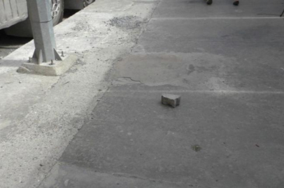 Kaldırım taşı ile gençlere dehşeti yaşattılar!