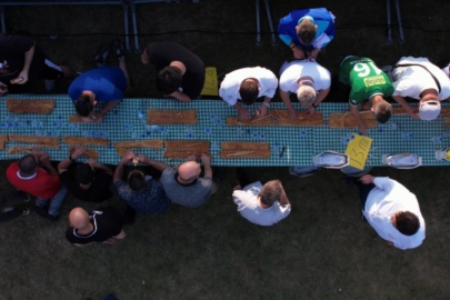 Bursa'da 6 dakikada 14 metre kol böreği yedi!