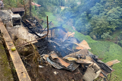 Rize'de 2 katlı ahşap ev yandı