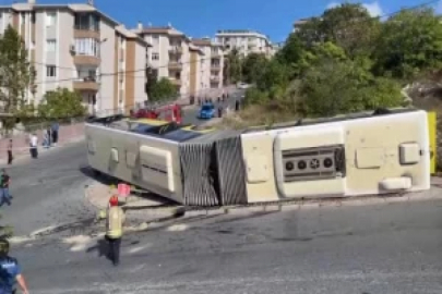 Yokuştan inen İETT otobüsü devrildi!