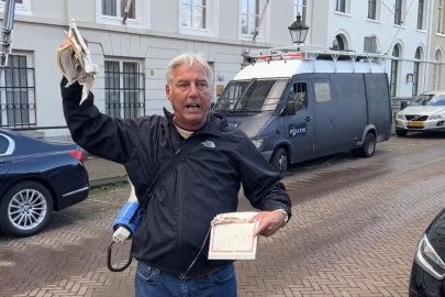 Aşırı sağcı Wagensveld, Türk büyükelçiliği önünde Kuran-ı Kerim yırttı