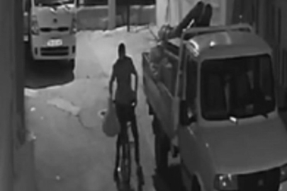 Bisikletli hırsız kamyonetin kasasından çaldığı malzemelerle kayıplara karıştı