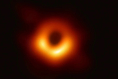 Bilim insanlarından şaşırtan keşif! Fotoğrafı çekilen ilk kara delik dönüyor