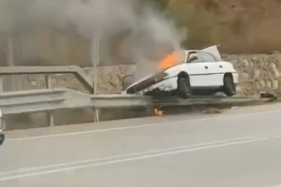 Bariyerlere çarpan otomobil alev alev yandı