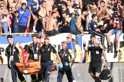 Tribünden atılan havai fişek kaleciye isabet etti!