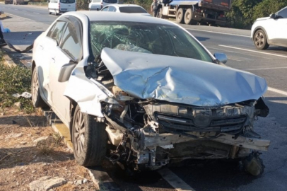 Antalya'da hafif ticari araç ile otomobil çarpıştı: 4 yaralı