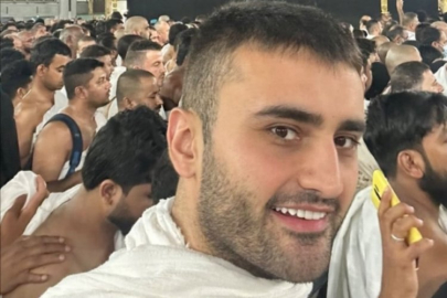 CZN Burak annesi ile Umre'ye gitti