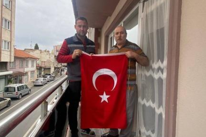 Bayrak astığı fotoğrafla interneti kasıp kavurmuştu! 'Bayrak asan dayı' 100. yıl için bir kez daha balkonda