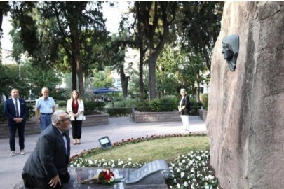 Celal Şengör anıt önünde diz çöktü