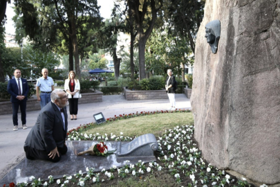 Celal Şengör, Zübeyde Hanım Anıtı'nda neden diz çöktüğünü anlattı