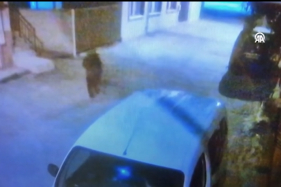 camı açık unutulan araçta hırsızlık yapan şahız kameraya yakalandı