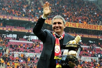 Galatasaray efsanesi Gheorghe Hagi, 100. yıl formasını giydi