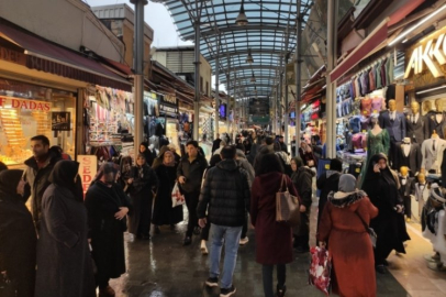 Bursa'da gün boyu etkili olan yağmur alışverişe engel olmadı