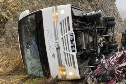 Bursa'da taziye yakınlarını taşıyan otobüs otomobille çarpıştı!